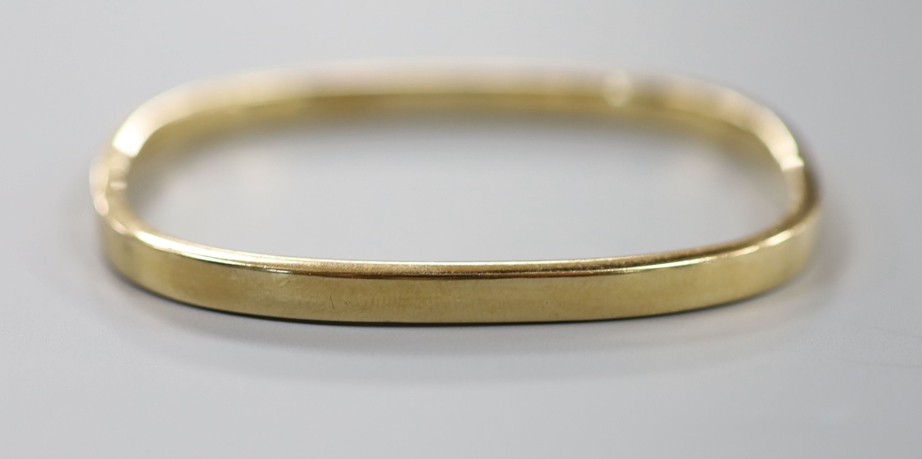 A 9ct gold bangle, interior diameter 59mm, 10 grams.